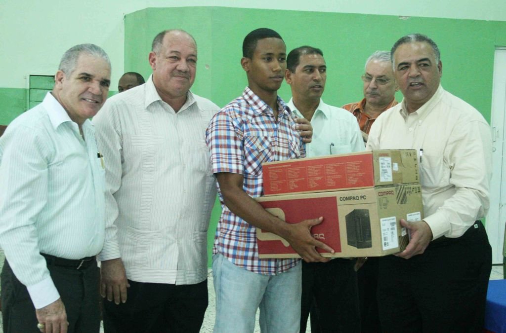 Lilian Ovalles Morel recibe su computadora